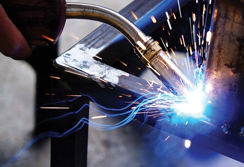 Industrial welding process with sparks